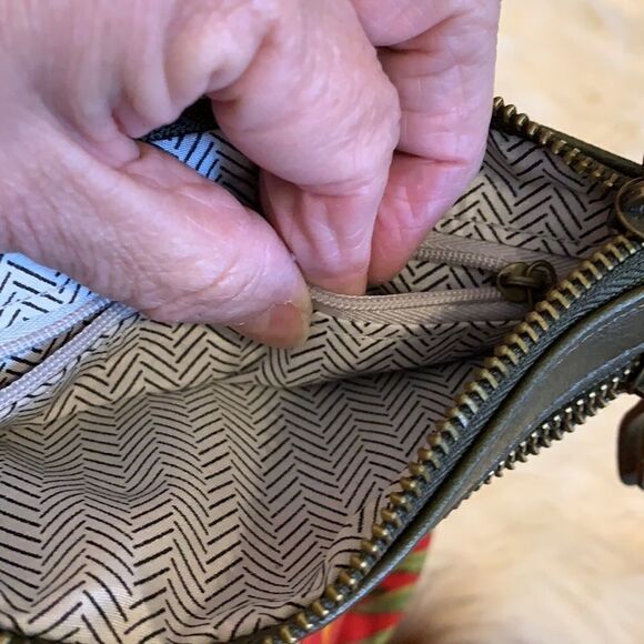 Wristlet in olive Green NWOT.  Lots of compartments including 3 zippered - Picture 4 of 7